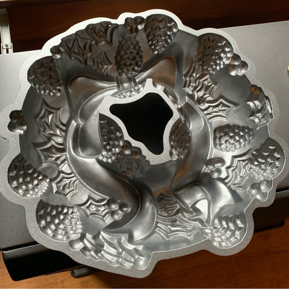 NORDIC WEAR CHRISTMAS WREATH BUNDT CAKE PAN - Picture 7 of 9